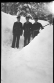 Gruppbild tre män i uniform och hatt. I mitten Harald Sundling.