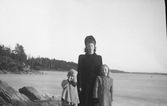 Ingrid Sundling med döttrarna Berit och Lena.