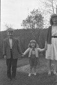 Två pojkar och en kvinna påserar för kameran.
Från vänster Staffan, Urban och Lena Sundling