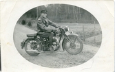 Harald Sundling på motorcykel.