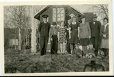 Familjebild i sammband med Dagny Sundlings begravning.
Stående från vänster: Harald, Bo, Marianne, Karins make, Karin, Ingrid, George, Märta