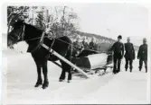 Män vid häst och vagn, vintertid. Harald Sundling i svart mössa.