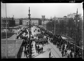 På kuvertet står följande information sammanställd vid museets första genomgång av materialet: Norrbro. I fonden Gustav Adolfs Torg. Till vänster: Arvfurstens palats. Till höger: Operan.