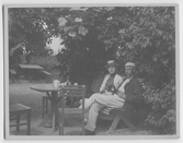 På kuvertet står följande information sammanställd vid museets första genomgång av materialet: Par dricker kaffe i Trädgård.