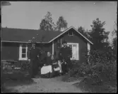 På kuvertet står följande information sammanställd vid museets första genomgång av materialet: Taget på Berget i 4:de sept. med hälsningar från samtliga. Fr. v. Gruvdisp. B. Erik Dahlgren, Wendela Lindqvist, Elsa, Ida Dahlgren, Kassör Ossian Lindqvist.