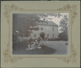 På kuvertet står följande information sammanställd vid museets första genomgång av materialet: Mosserud. gr.bild framför herrgård.