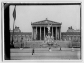 På kuvertet står följande information sammanställd vid museets första genomgång av materialet: Parlament brunnen.