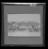 På kuvertet står följande information sammanställd vid museets första genomgång av materialet: Baku Kislir.
Schaksej Vaksehej. Tågar ut till Tempelgården bärnade på ett tempel. Efter oroligheterna.