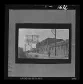 På kuvertet står följande information sammanställd vid museets första genomgång av materialet: Baku. Från oroligheterna, som började redan år 1872. En avsjuten telefonstople i Bibi-Ejbatt.