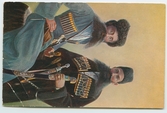 På kuvertet står följande information sammanställd vid museets första genomgång av materialet: Kaukasiska typer.
Ossetin och Emerit.