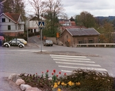 Korsningen Rygatan-Norra Forsåkersgatan i Mölndals Kvarnby, omkring 1975-1980. Till vänster Forsåkersgatan 21. Närmast till höger portvaktsstugan som blev tvättstuga. I bakgrunden till höger ses Forsåker Kronogården.