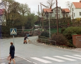 Rygatan i Mölndals Kvarnby, omkring 1975-1980. I bildens mitt går Stockliden upp. Närmast till höger del av polishusets garage.
