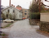 Royens gata i Mölndals Kvarnby, omkring 1975-1980. Närmsta huset på vänster sida är nr 6, Närmast till höger går Åldermansgatan upp.