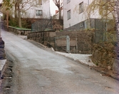 Bostadsbebyggelse vid Görjelycksgatan i Mölndals Kvarnby, omkring 1975-1980. Från vänster ses Roten K 12B samt K 12C.