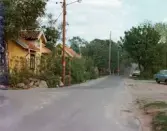 Bostadsbebyggelse vid Åldermansgatan på Görjekullen i Mölndals Kvarnby, omkring 1975-1980. Från vänster Roten K 17 samt K 18.