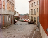 Industribebyggelse och en del bilar vid Klippgatan/Royens gata i Mölndals Kvarnby, omkring 1975-1980.