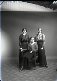 Ateljébild Tre unga kvinnor varav en heter Ellen Malm, Beställare: H Larsson, som även beställt bildnr GB2_1773.