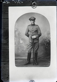 Reprofotografi av ett ateljéfoto med en man i uniform med trekantig hatt. Han håller en värja framför sig. Beställare: Oskar Pehrsson, Måsalyckan, Falkenberg.
