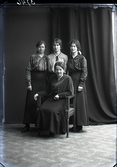 Ateljébild. Fyra unga kvinnor (troligen systrar) med ondulerade frisyrer i blusar och långkjolar. Beställare: Karin Hedström, Falkenberg.