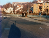 Korsningen Toltorpsgatan-Dalgångsgatan i Toltorpsdalen, Mölndal, omkring 1975-1980.