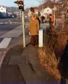 Korsningen Toltorpsgatan-Dalgångsgatan i Toltorpsdalen, Mölndal, omkring 1975-1980. Mannen närmast är Ragnar Sjöstrand.