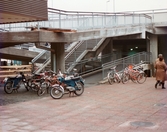 Nygatan i Mölndals centrum, omkring 1975-1980. Ramp och trappa upp till Mölndals Bro.