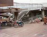 Nygatan i Mölndals centrum, omkring 1975-1980. Ramp och trappa upp till Mölndals Bro.