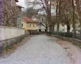 Bostadsbebyggelse vid Royens gata i Mölndals Kvarnby, omkring 1975-1980. Från vänster ses Roten K 29, Roten K 30, Roten L 1B samt Roten L 1B. På höger sida om gatan ligger Kvarnbyparken.