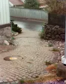 Nedersta delen av Stalleliden i Mölndals Kvarnby, omkring 1975-1980. Bakom planket ses liten del av läkarbostaden, Forsåkersgatan 2C. där dr Belfrage en gång bodde.