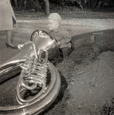 Första majfirande på Öland, ett barn leker med en bastuba.