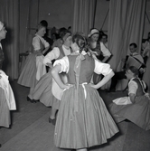 Bild tagen i samband med flyktingar ifrån Ungern 1956. Folk som dansar i förmodlingen Godtemplargården i Borgholm. Hösten 56 - våren 57.