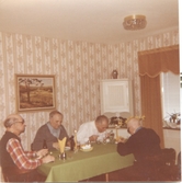Anselm Zackrisson (till vänster i rutig skjorta, 1900 - 1987) och tre okända män sitter och fikar på Brattåshemmet 1970-tal.