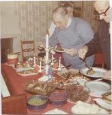 Julbord i Brattåshemmets matsal 1970-tal. Till vänster ses Per Pettersson (i glasögon). Övriga är okända.