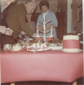 Personal och boende äter julbord i Brattåshemmets matsal 1970-tal. Namnuppgifter saknas.