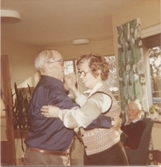 Brattåshemmet 1970-tal. De dansande paret är Per Pettersson (1896 - 1981) och Alma Persson (politiker på besök). Till höger sitter Alfred Mattsson (1895 - 1982).