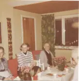 Fyra personer sitter vid ett bord och fikar, Brattåshemmet 1970-tal. Från vänster: 1. Delvis skymd okänd kvinna. 2. Maj Britt (dotter till nr 3). 3. Karl Erik 