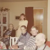 Fem personer på Brattåshemmet 1970-tal. Från vänster: 1. Okänd kvinna. 2. Kinnlig personal (stående). 3. Okänd kvinna. 4. Maj Britt (dotter till nr 5). 5. Karl Erik 