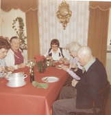 Fem personer sitter och äter på Brattåshemmet 1970-tal. Från vänster: 1. Okänd kvinna. 2. Okänd kvinna. 3. Okänd kvinna (personal?). 4. Ellen Hansson. 5. Alfred Mattsson.