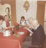 Fem personer sitter och äter på Brattåshemmet 1970-tal. Från vänster: 1. Okänd kvinna. 2. Okänd kvinna. 3. Okänd kvinna (personal?). 4. Ellen Hansson. 5. Alfred Mattsson.