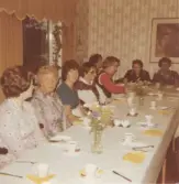 Brattåshemmets personalfest 1970-tal. Från vänster: 1. Okänd kvinna. 2. Eva Eriksson. 3. Birgitta Svensson. 4. Okänd kvinna. 5. Hildur Berndtsson.