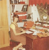 Föreståndare Rose-Marie sitter på sitt kontor, Brattåshemmet 1970 - 1980-tal.