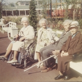 Brattåshemmets boende är på utflykt till Liseberg, 1970-tal. Från vänster: 1. Okänd kvinna i rullstol. 2. Okänd kvinna. 3. 