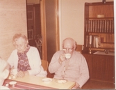 Fikastund i Brattåshemmets matsal 1970-tal. Från vänster: okänd kvinna samt Knut Hagberg (1885 - 1980).