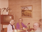 Fikastund för de boende i Brattåshemmets matsal 1970-tal. Från vänster: 1. Ellen Hansson. 2. Olga Holmén. 3. Okänd person. 4. Knut Hagberg (i glasögon).