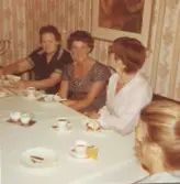 Personalens fikastund i Brattåshemmet 1970-tal. Från vänster: 1. vårdbiträde nattvakt Elsa Dellermark (1918 - 2017). 2. biträde Maj-Britt Reimertz. 3. Okänd kvinna. 4. biträde Inga Britta Berndtsson.