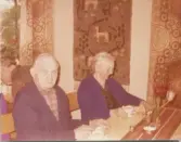 Fikastund för de boende (namnuppgifter saknas) på Brattåshemmet 1970-tal. I bakgrunden hänger en ryabonad på väggen. Sydd av Birgitta Lindkvist, Helgered, när hon arbetade på Brattåshemmet under 1950-talet.