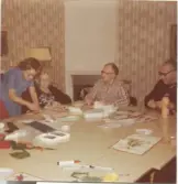 Fikastund för de boende och personal (namnuppgifter saknas) i Brattåshemmets matsal 1970-tal.