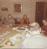 Terapi för de boende (namnuppgifter saknas) i Brattåshemmets matsal 1970-tal.