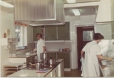 Kökspersonal i Brattåshemmets kök 1970 - 1980-tal. Från vänster: Okänd kvinna samt Maj-Britt Reimertz.