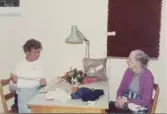 Terapin i Brattåshemmets bottenvåning 1970-tal. Sömnad för Anna-Lisa Andersson och Olga Holmén.